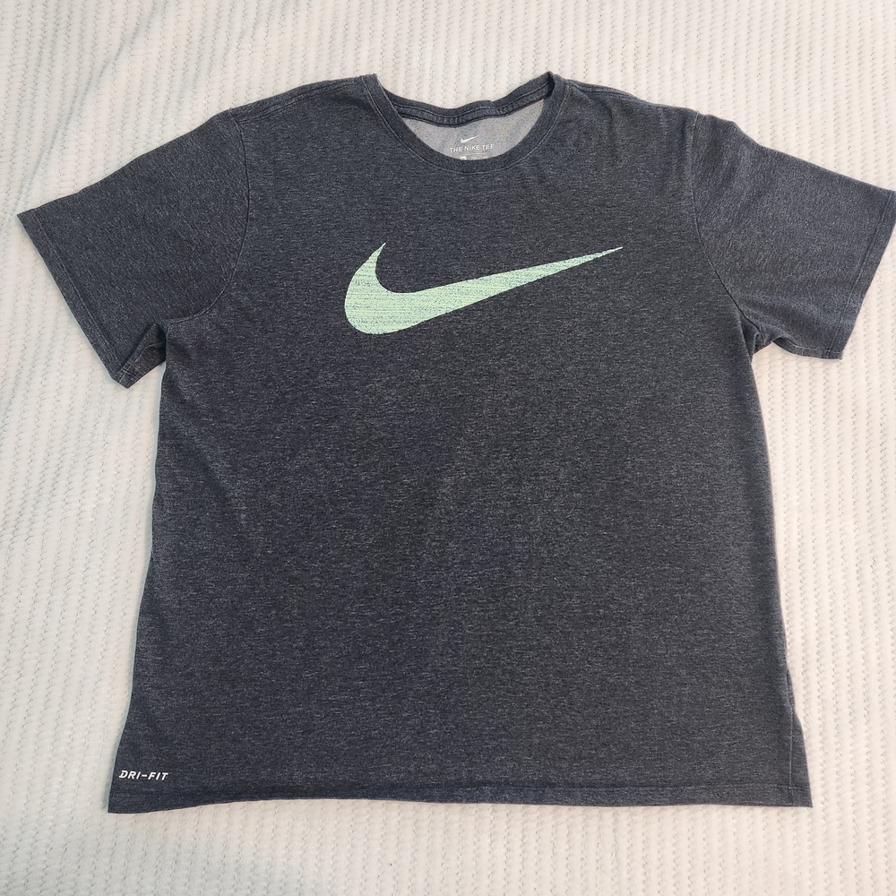 The Nike Tee dri-fit Men's T-shirt  Green Logo Short Sleeve XXL Grey
